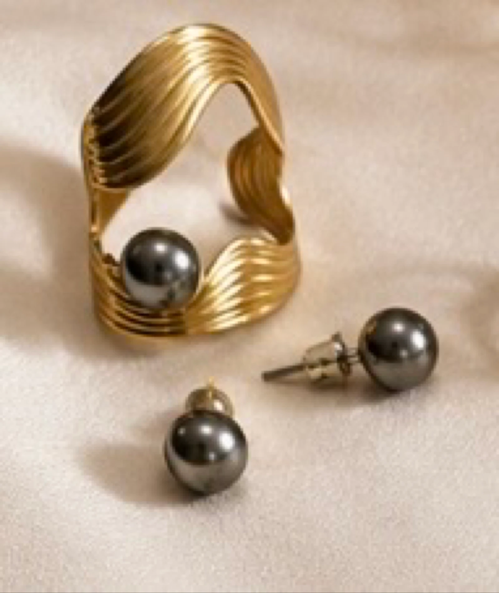 Bague perle gris et boucles d’oreilles 